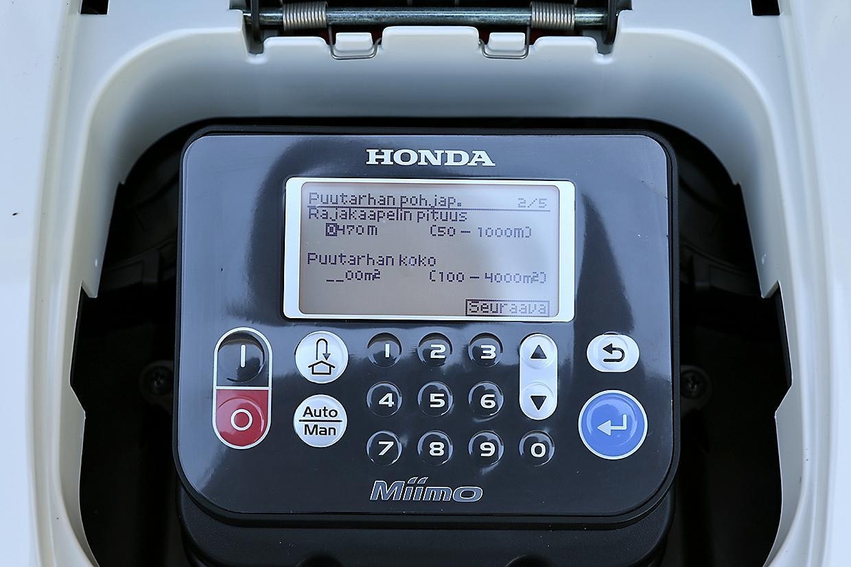 Honda kysyy asentajalta sekä rajalangan pituuden että leikattavan alueen alan. Viking mittaa rajalangan pituuden itse, Husqvarna päättelee alueen koon GPS:n avulla automaattisesti.