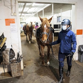 Koronakriisin alkuvaiheessa hevosia ei saanut laittaa Heponiityn ratsastuskoululla kuntoon itse. Nykyisin tuntilaiset saavat hoitaa hevosensa, mutta maskin kanssa. Turvavälit säilyvät hevosten parissa luonnostaan, sillä väliä muihin on ratsastuksessa pidettävä myös normaaliolosuhteissa, pohtii Nita-hevosella ratsastanut riihimäkeläinen Tanja Viitamäki.