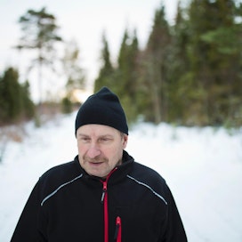Iin Kuivaniemellä maata omistavan Tapio Kehuksen mukaan lumentulo on viivästynyt Perämeren rannikolla, jonka vuoksi hirvet eivät lähde enää sisämaahan talvilaitumille vaan jäävät rannikolle.