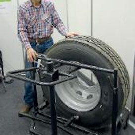 Mikko Pohjolainen oli Keksintöjen viikolla esittelemässä keksimäänsä kuorma-auton renkaan asennusta helpottavaa apuvälinettä. Pohjolainen kaipasi keksinnölleen valmistajaa, joka ottaisi asennuslaitteen tuotantoon.
