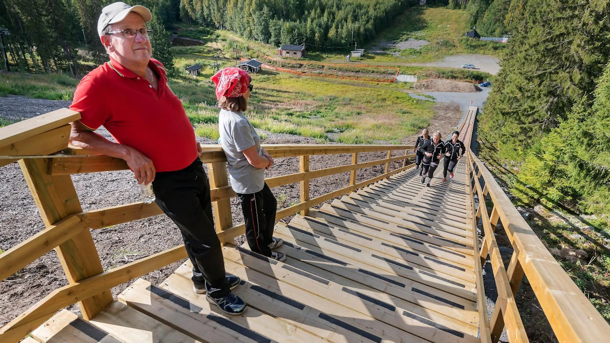 Tuomas Suominen ja Eeva-Liisa Koivisto seuraavat välitasanteen tuntumasta, kuinka sujuu Johanna Mäkipellon, Maria Lampisen ja Tiina Väliahon porrasjuoksu Soinin Koskenvuoressa.