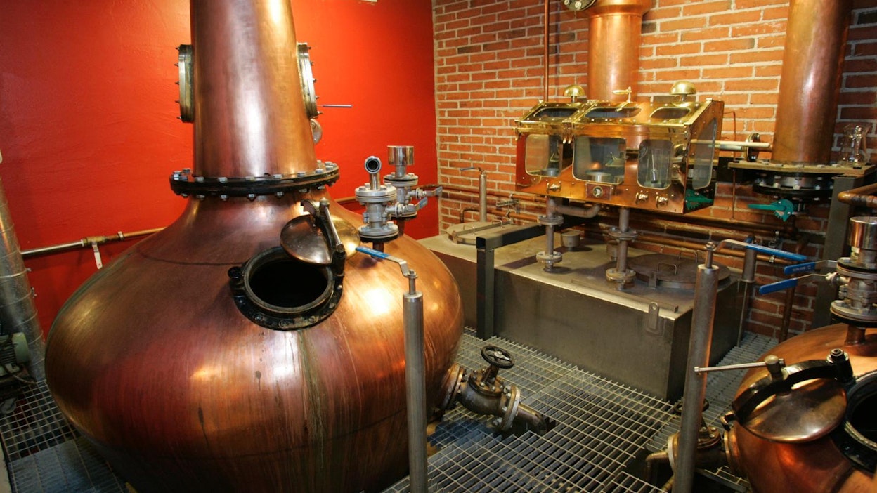 Teerenpelissä tislataan viskiä perinteisillä kuparisilla pannuilla.