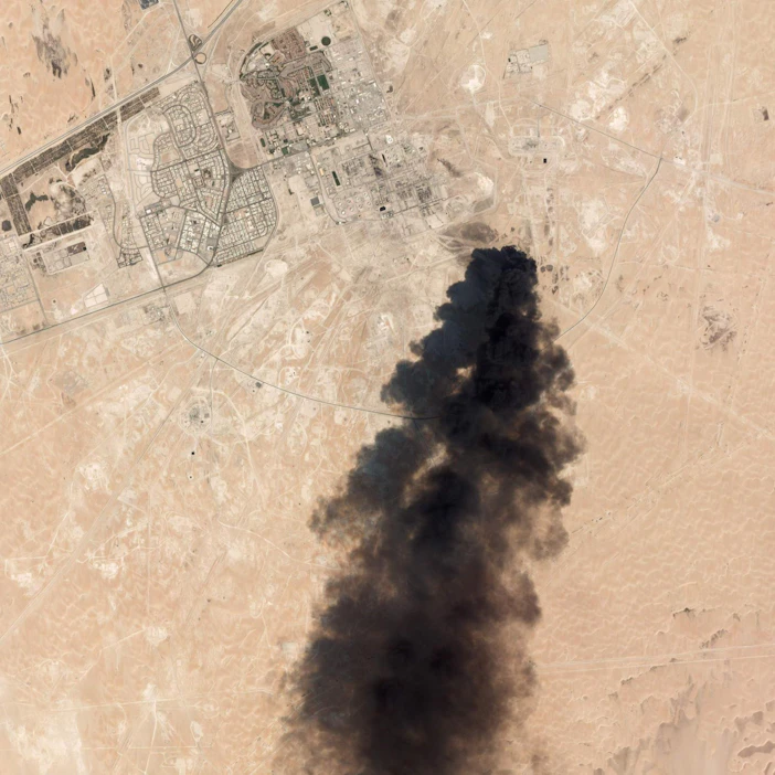 Saudi-Arabian öljyntuotantolaitoksiin tehdyt iskut näkyivät satelliittikuvissa. Tiistaina öljyn tynnyrihinta oli vakautumaan päin. LEHTIKUVA / AFP