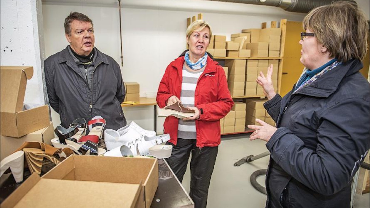 Pro Agria Etelä-Suomen asiantuntija Auli Teppinen (oik.) auttoi keskiviikkona Myrskylässä Erja Rätyä ja Hannu Salmista investointitukihakemuksen tekemisessä. Yritys valmistaa Talla-puukenkiä. KIMMO HAIMI