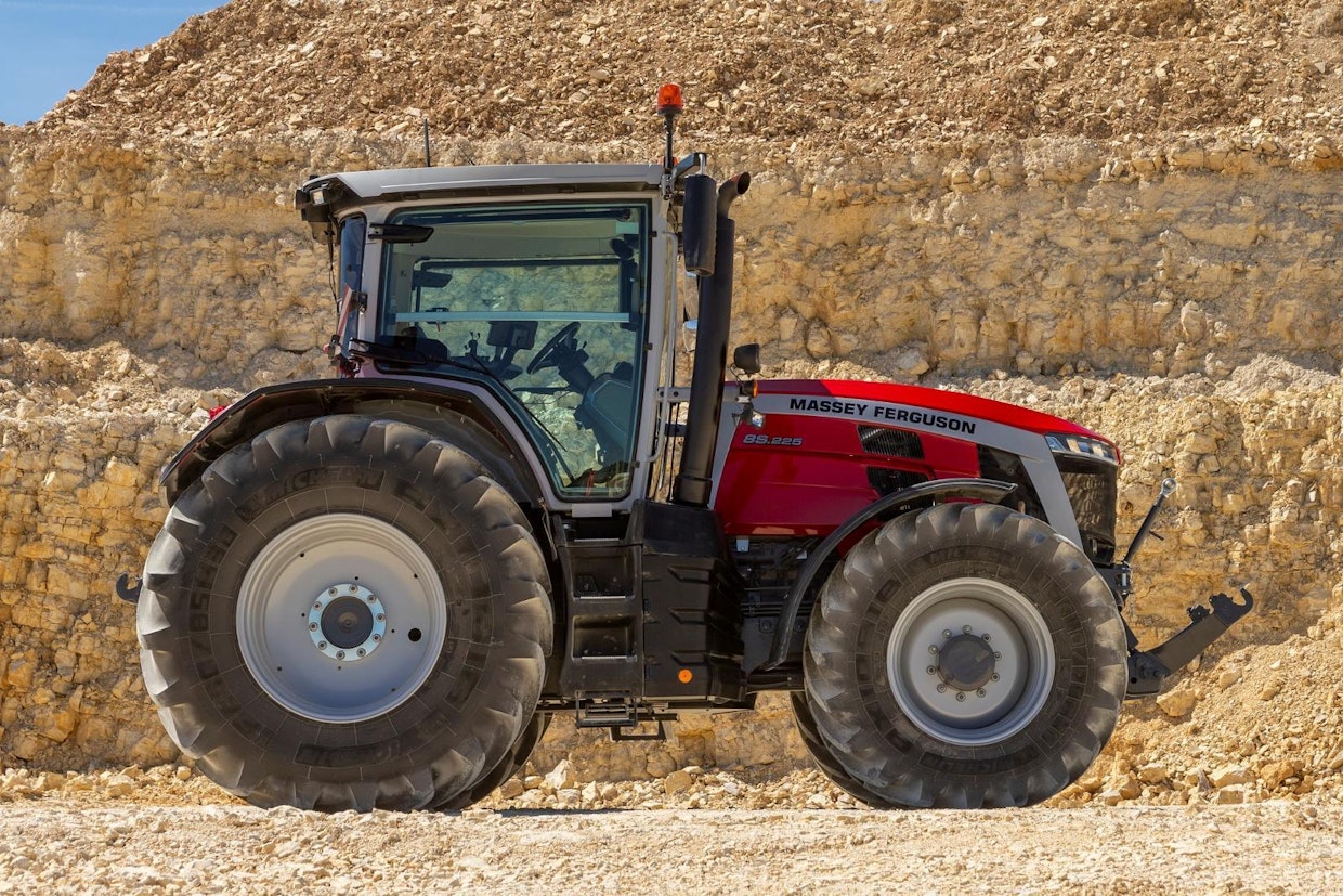Massey Ferguson 8S -sarjan traktoreissa päälle päin näkyvin uusi ominaisuus on ohjaamon ja moottorin väliin jätetty aukko, joka vähentää ohjaamon melutasoa.