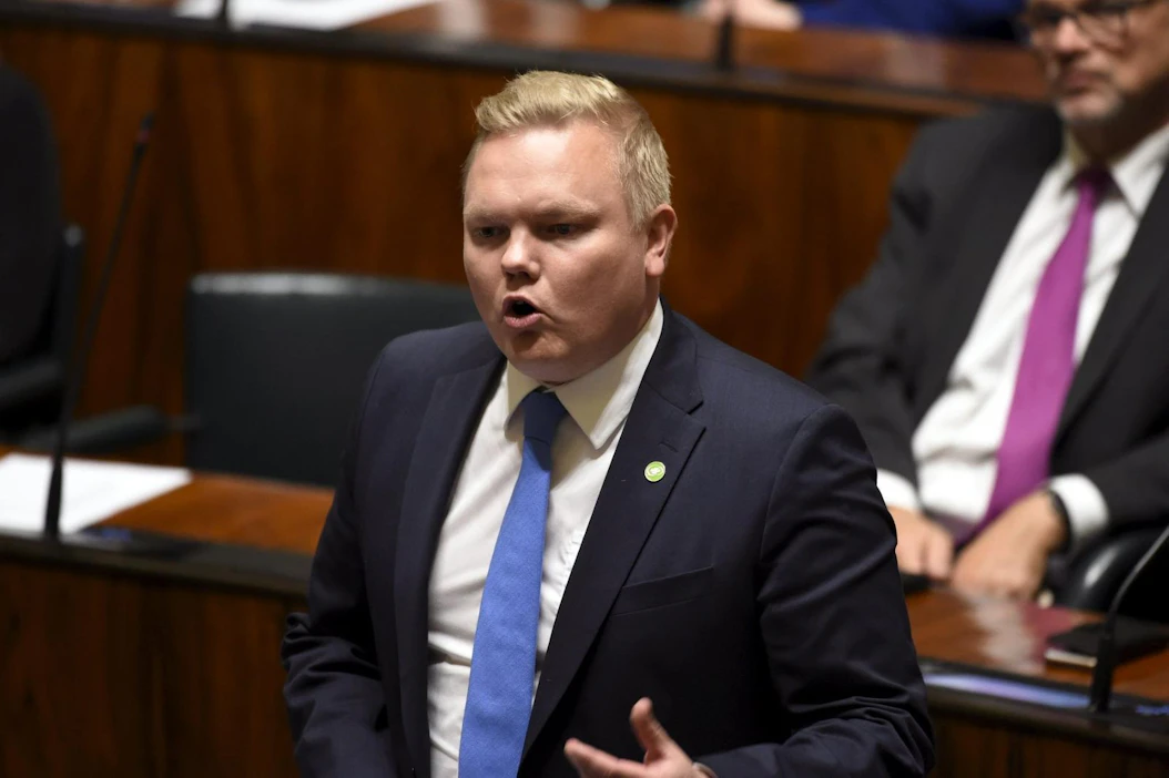 Keskustan eduskuntaryhmän puheenjohtaja Antti Kurvinen ehdotti tiistaina eduskunnassa, että ammattikouluissa opiskelevat voisivat suorittaa yleissivistävät opintonsa lukiossa ja päinvastoin. LEHTIKUVA / Emmi Korhonen