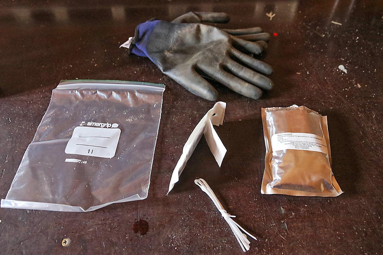 Houkutusaine luokitellaan vaaralliseksi aineeksi ja sitä pitää käsitellä kumihansikkain. Keskellä oleva muovipussiampulli ripustetaan ansan sisälle. Sen suojamuovin läpi erittyy pitkään houkuttelevia tuoksuja.