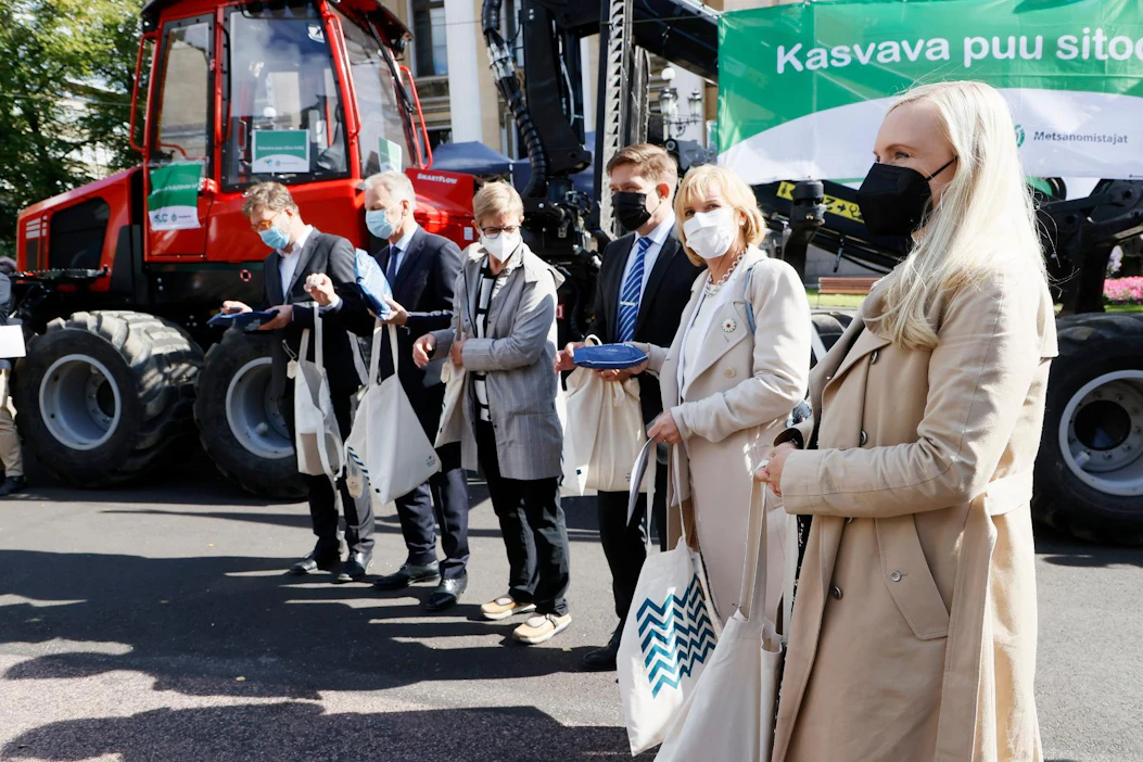 Ministerit Maria Ohisalo, Anna-Maja Henriksson, Thomas Blomqvist, Krista Mikkonen, Jari Leppä ja Timo Harakka mielenilmauksessa.