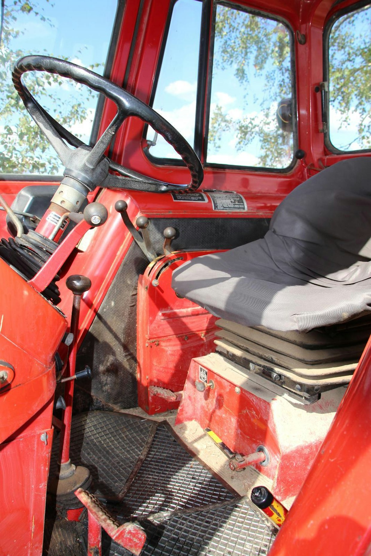 Volvon ohjaamo on koottu prässätyistä levyistä, kuten autojen korit. Se on hiljainen, lämmin, tilava ja tasalattiainen, mutta ei automainen, mitä termiä 70-luvun traktorimainoksissa usein käytettiin. Näkyvyys ei ole erityisen hyvä, mutta kaikki hallintalaitteet ovat kevytkäyttöisiä ja sopivilla paikoilla.