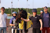 Anette Roiko-Roiko juhlimassa Salamakypärät-osalähdön voittoa kesällä 2019 Vermossa Ambrielin kanssa. Perjantaina Antti-Roikon tähtäimessä on Ravinaisten liiton Suomen mestaruus.