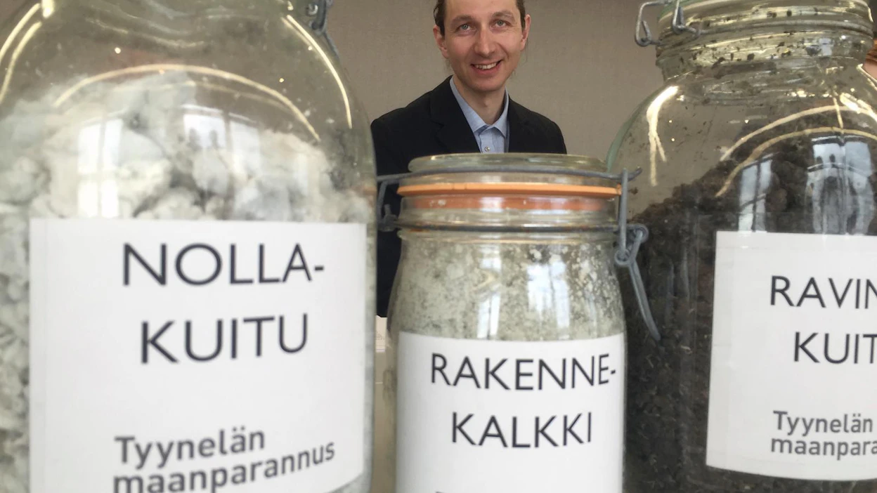 Juuso Joonan yritys valmistaa maanparannuskuituja ja ravinnekalkkia metsäteollisuuden jätteistä.