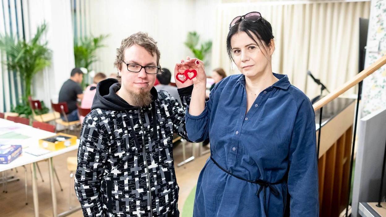 Teemu Ojala harrastaa kuntosalilla käymistä ja valokuvausta. Kirkon sinkkuilloissa hän on saanut mukavaa juttuseuraa. Nina Lehto miettii, että toisilleen ennestään tuttuun porukkaan on pieni kynnys mennä mukaan. "Mutta ei heti tarvitse avata suuta. Voi kuunnella, mitä muut puhuu", hän rohkaisee.