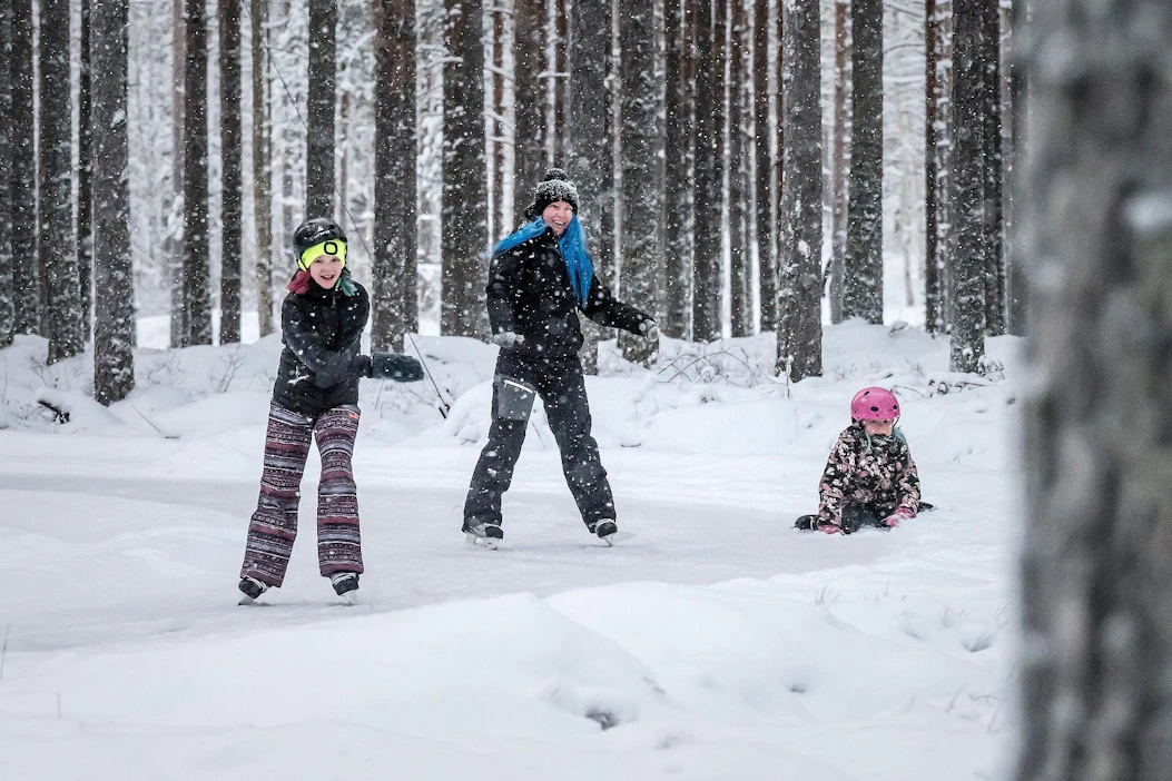 Inka, Kirsi ja Kira Muukkonen nauttivat luistelusta Kalajärven jäädytetyllä radalla tapaninpäivänä. Retkiluisteluradalla pyritään houkuttelemaan alueelle lisää talvimatkailijoita, jotka voivat levähtää läheisen kodan ja ravintolan suojassa.