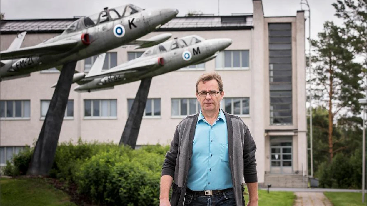 Lakkautetun Kauhavan lentosotakoulun omistaa pohjalaisten yrittäjien perustama LSK Business Park. Se haluaa vuokrata tiloja vastaanottokeskukselle. ”Tämä on meille iso myönteinen mahdollisuus”, yrityksen projektipäällikkö Juha Jokelainen sanoo. Jarno Pellinen