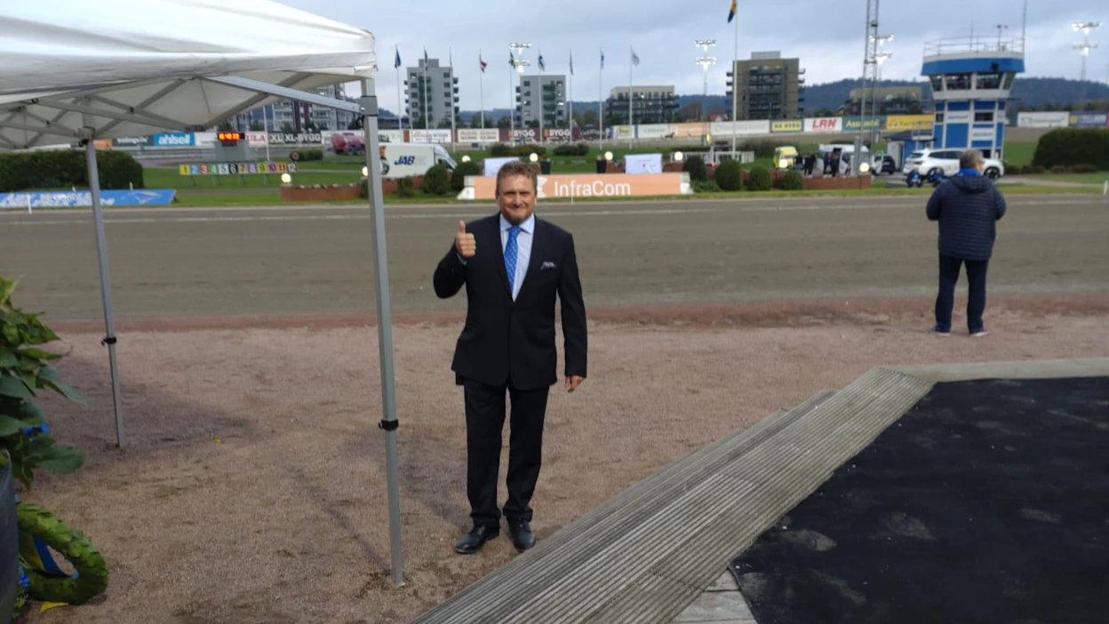 Jon Walter Pedersen keskellä valtakuntaansa Åby Arenaa sen historian "parhaana kilpailupäivänä", UET GP -päivänä.