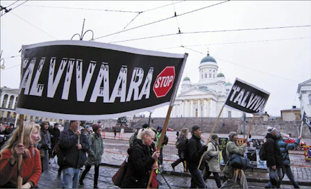 Sadat mielenosoittajat vaativat Talvivaaran kaivoksen sulkemista keskiviikkona Helsingissä. Kalle Särkkä