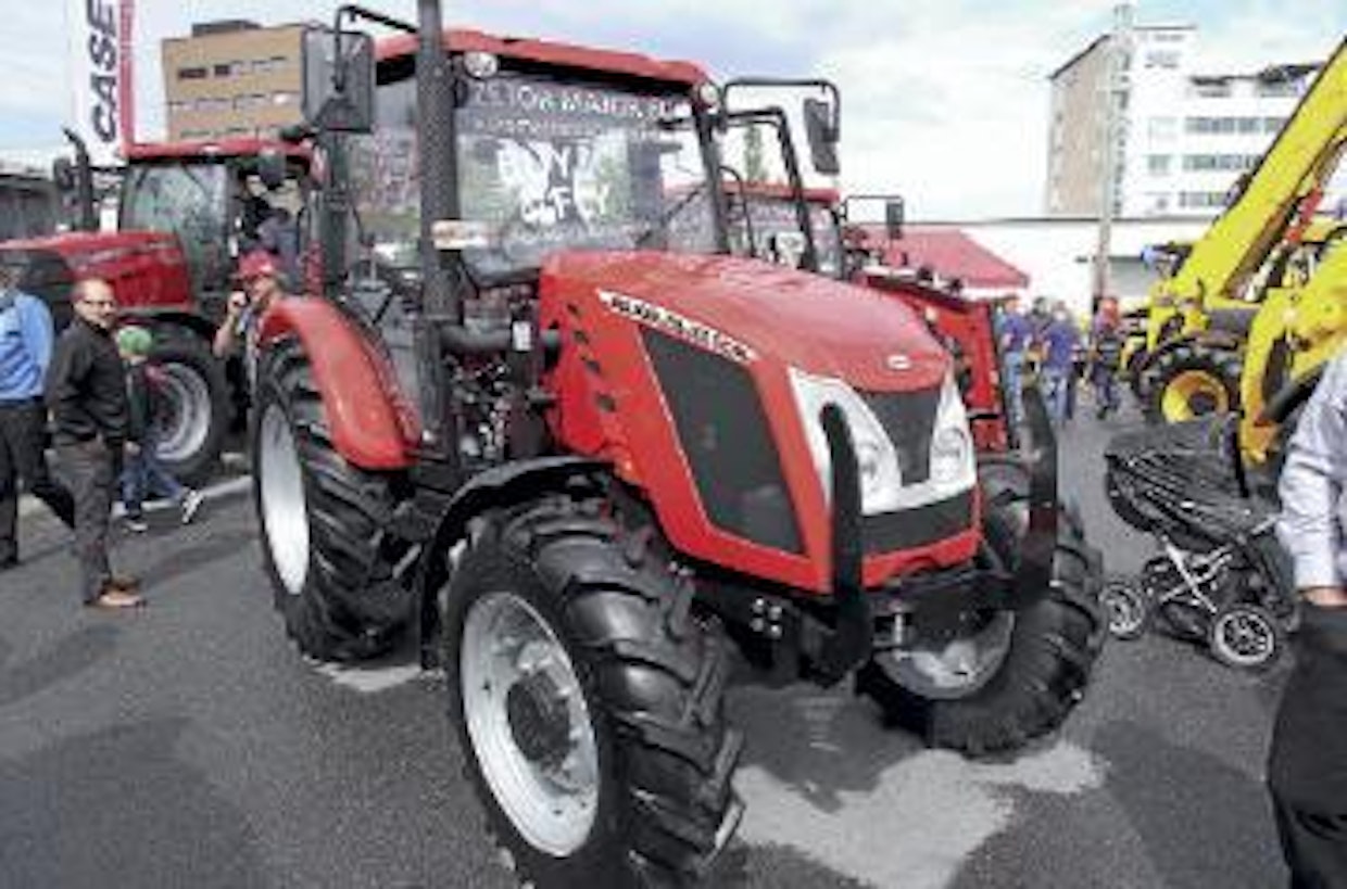 Zetor Major on edullinen perustraktori. Nelisylinterisen, ahdetun moottorin iskutilavuus on 4,16 l ja teho 57 kW (77 hv). Kuivan kaksoiskytkimen kerametallipuoli toimii ajovoimansiirron ja massapuoli voiman-oton kytkimenä. Ajovoimansiirrossa on mekaaninen suunnanvaihdin ja 12 välitystä (neljä pää- ja kolme aluevaihdetta) kumpaankin suuntaan. Suurin ajonopeus on 30 km/h. Maahantuoja HCP Finland Oy. (HH)