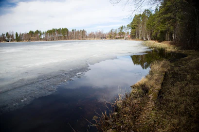 Järvien jäät ovat maan eteläosissa heikkoja ja rannat laajalti sulia. Arkistokuva.