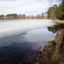 Järvien jäät ovat maan eteläosissa heikkoja ja rannat laajalti sulia. Arkistokuva.