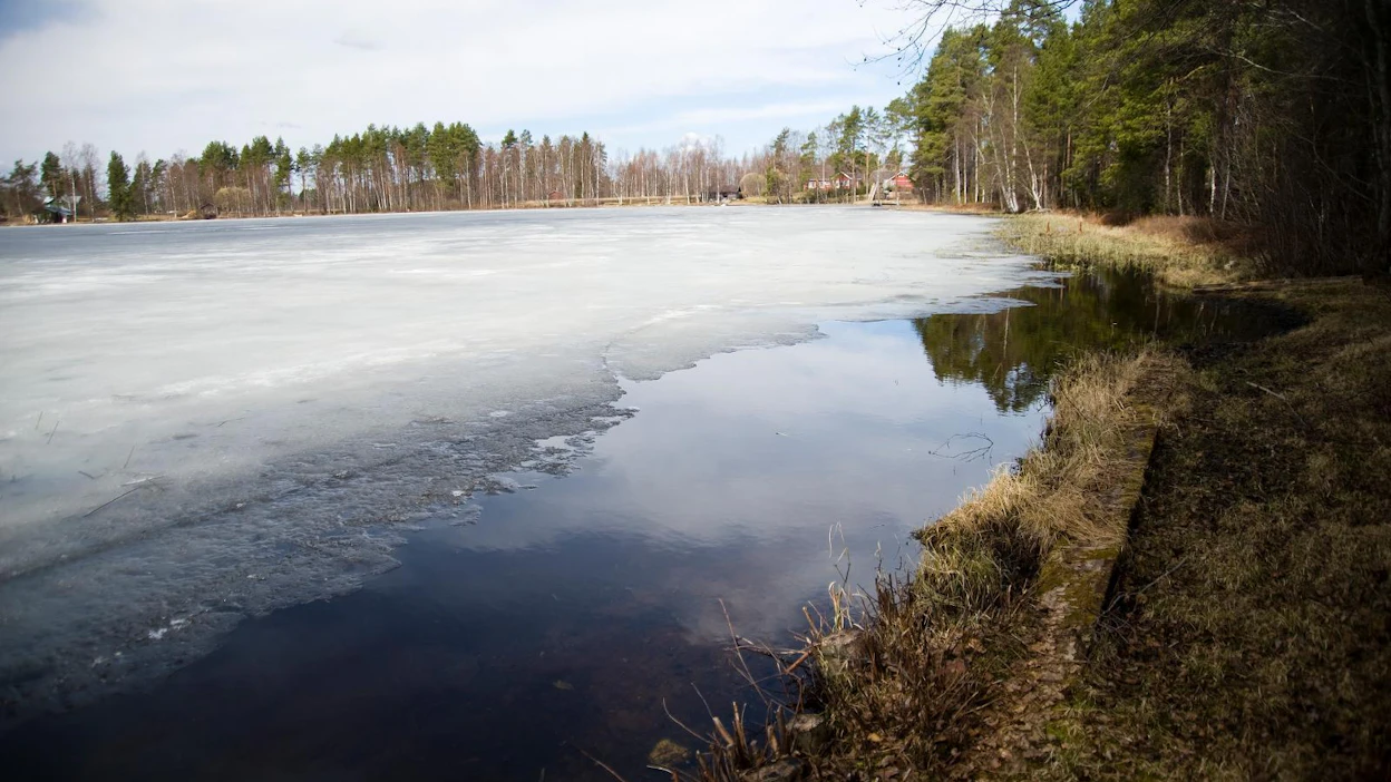 Järvien jäät ovat maan eteläosissa heikkoja ja rannat laajalti sulia. Arkistokuva.