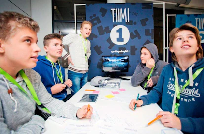 Yrityskylä on peruskoulun 6. ja 9. luokille suunnattu yhteiskunnan, talouden, työelämän ja yrittäjyyden oppimiskokonaisuus. Nämä nuoret osallistuivat Yrityskylään viime vuonna.