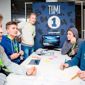 Yrityskylä on peruskoulun 6. ja 9. luokille suunnattu yhteiskunnan, talouden, työelämän ja yrittäjyyden oppimiskokonaisuus. Nämä nuoret osallistuivat Yrityskylään viime vuonna.