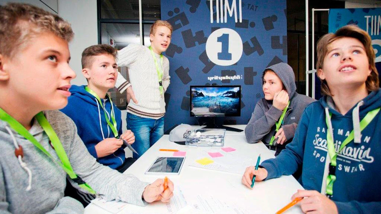 Yrityskylä on peruskoulun 6. ja 9. luokille suunnattu yhteiskunnan, talouden, työelämän ja yrittäjyyden oppimiskokonaisuus. Nämä nuoret osallistuivat Yrityskylään viime vuonna.
