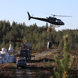 Sastamalalaisen metsänomistajan Asseri Alarukan metsiin levitettiin tänä syksynä rakeistettua tuhkaa 50 hehtaarin alalle.
