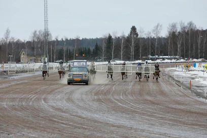 Vaihtelevat talvikelit, joilla lämpötila sahaa nollan kahta puolta, kuuluvat ratamestarien haastavimpiin tilanteisiin. Talvetkin ovat hyvin erilaisia: kuva on Turusta viime vuoden tammikuun lopulta.