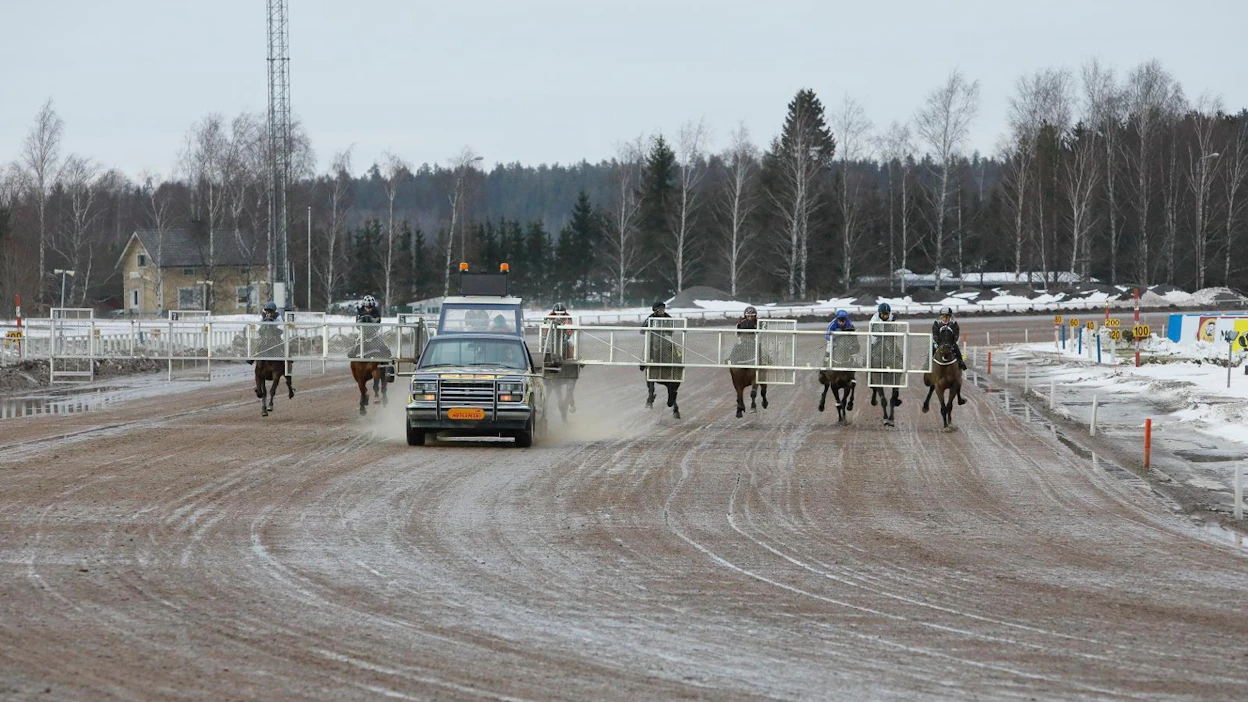 Vaihtelevat talvikelit, joilla lämpötila sahaa nollan kahta puolta, kuuluvat ratamestarien haastavimpiin tilanteisiin. Talvetkin ovat hyvin erilaisia: kuva on Turusta viime vuoden tammikuun lopulta.