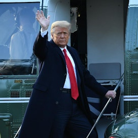 Donald Trump nousi Marine One -helikopteriin. LEHTIKUVA / AFP