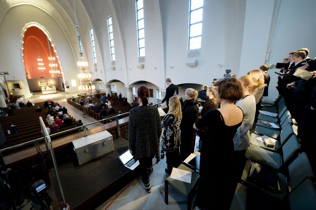 Somnium Ensembe -kuoro laulaa ensimmäisen adventtisunnuntain messussa Mikael Agricolan kirkossa Helsingissä marraskuussa 2016. LEHTIKUVA / MIKKO STIG