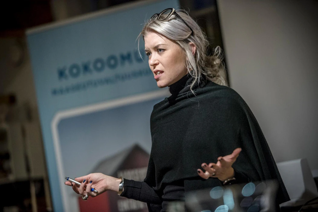 Keskustan pitäisi suhtautua huoliin vakavasti ylimielisyyden sijaan, Koski painottaa.