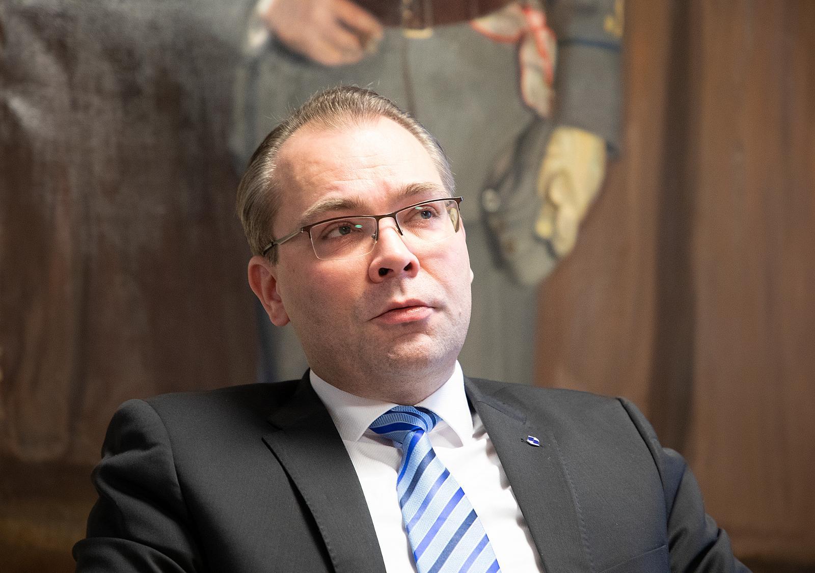 Entinen Puolustusministeri Jussi Niinistö Vahvoilla Kannuksen Johtoon ...