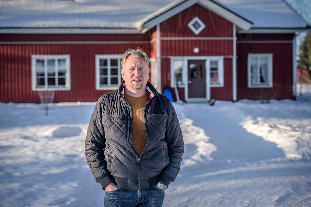 "Kirjallisuutta harrastan monessa muodossa – ja nyt näköjään kirjailijanakin", Markus Ahokangas sanoo.