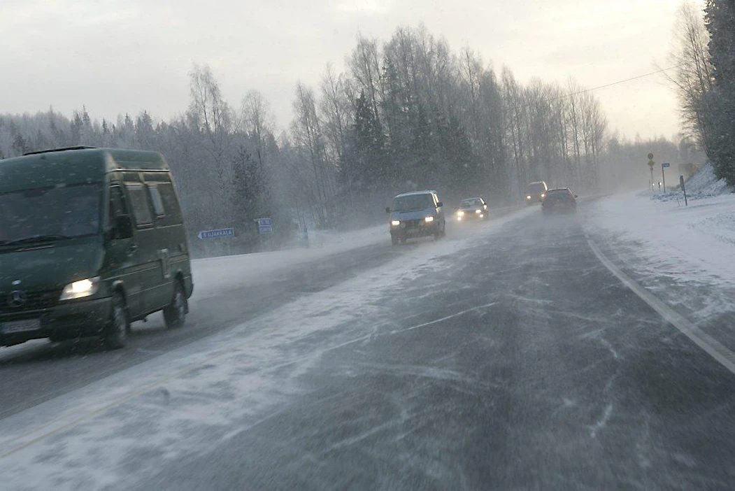 Huono ajokeli, tieliikenne, auto, lumi, kolaririski
Talvi