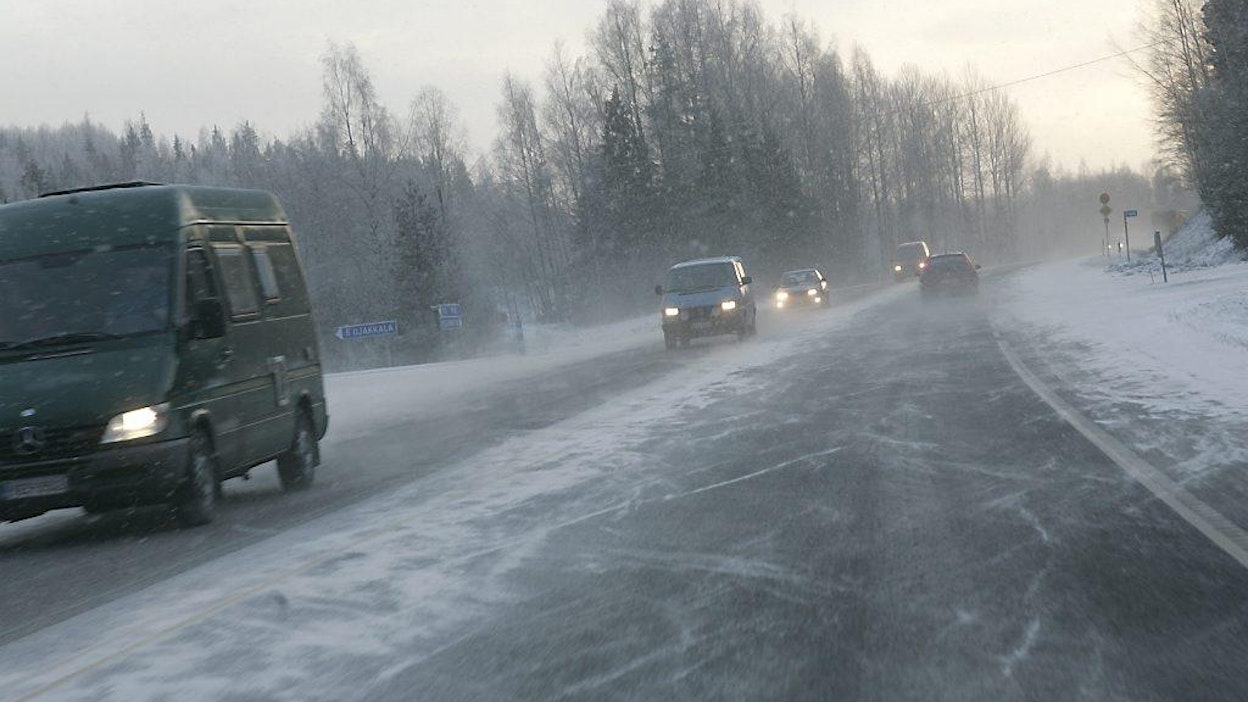 Huono ajokeli, tieliikenne, auto, lumi, kolaririski
Talvi
