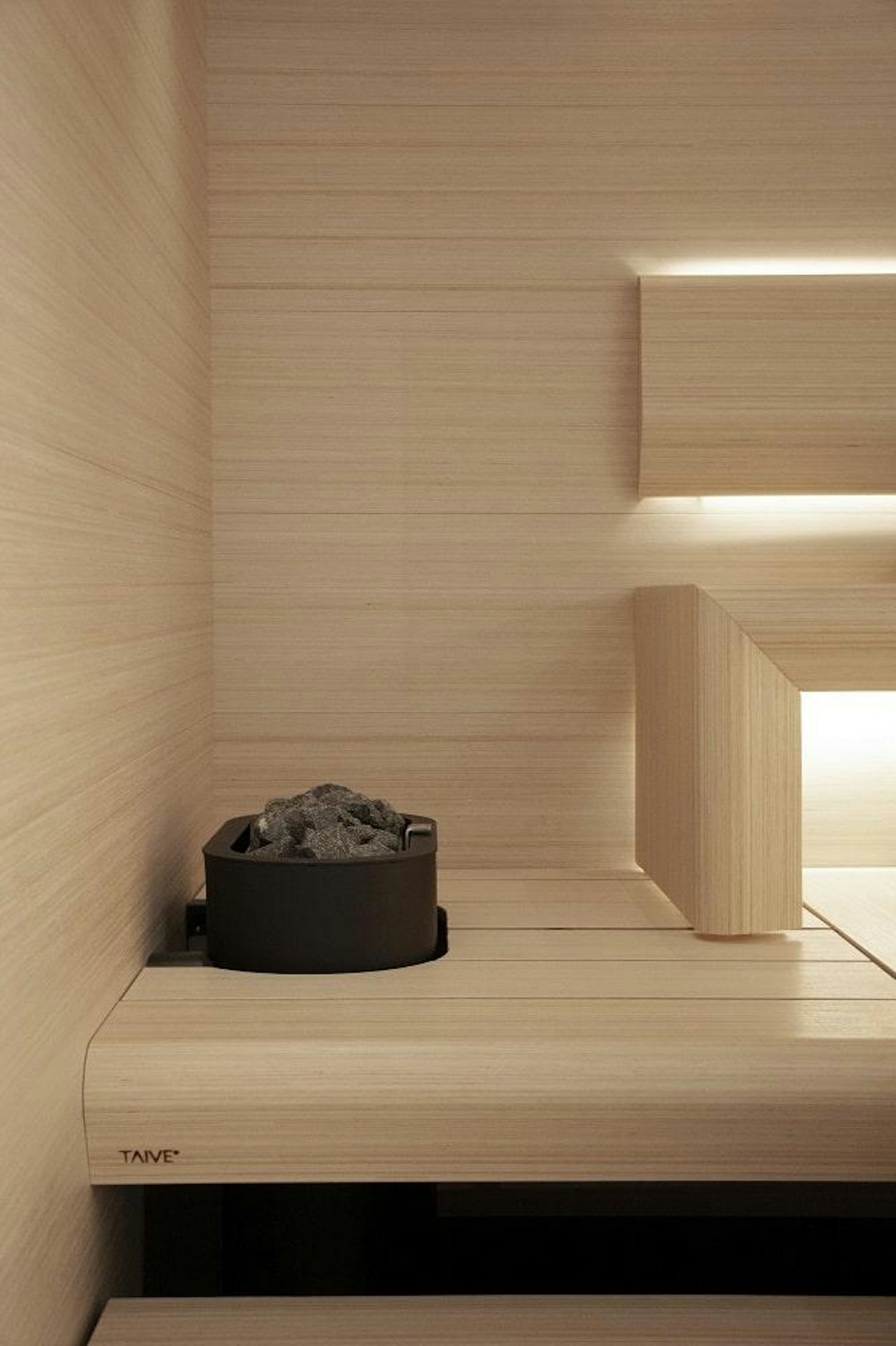Taive-lauteet, oikeanalainen valaistus ja korkeat seinäpaneelit yhdessä tekevät saunan, joka on kaikkea muuta kuin perinteinen.