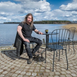 Stratovariuksen Timo Kotipelto nauttii oman rannan suomasta rauhasta ja mökin yksityisyydestä.