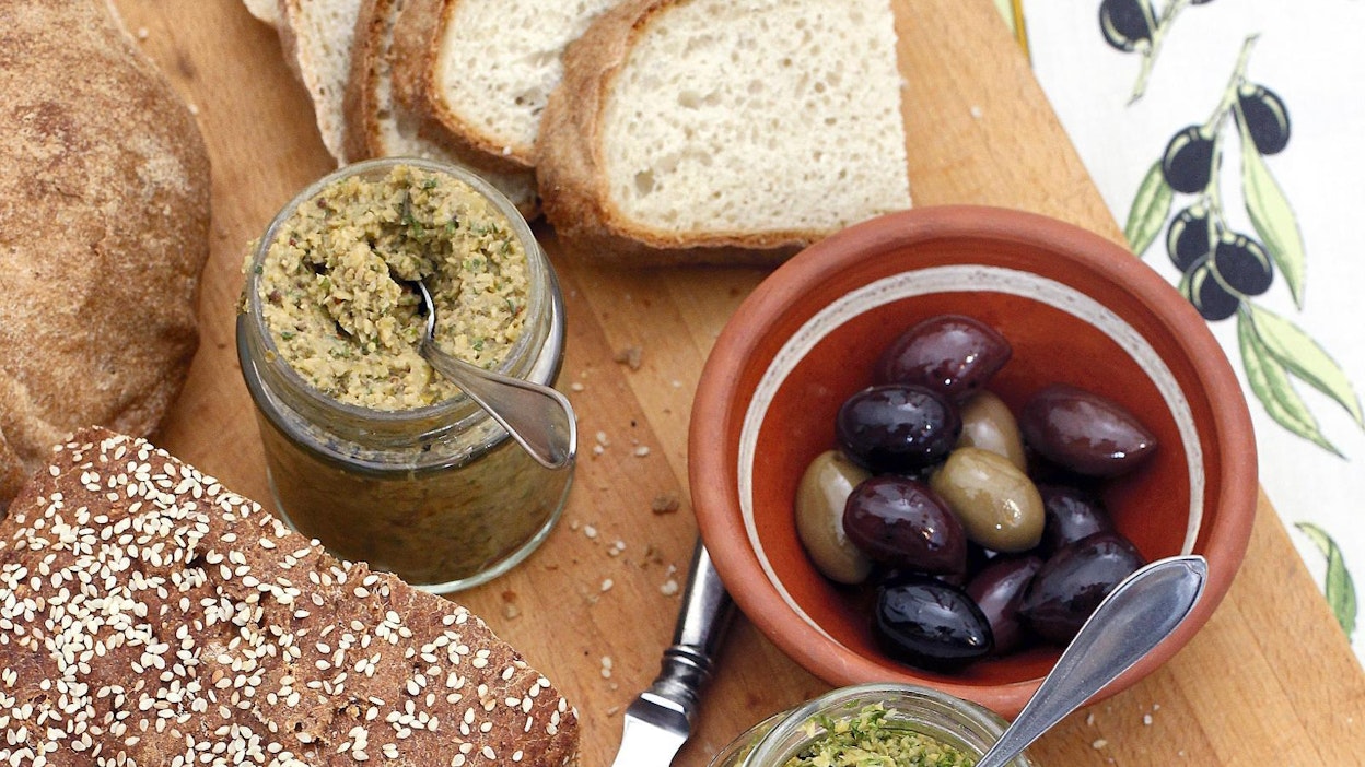 Tapenadet maistuvat esimerkiksi leivän päällä.
