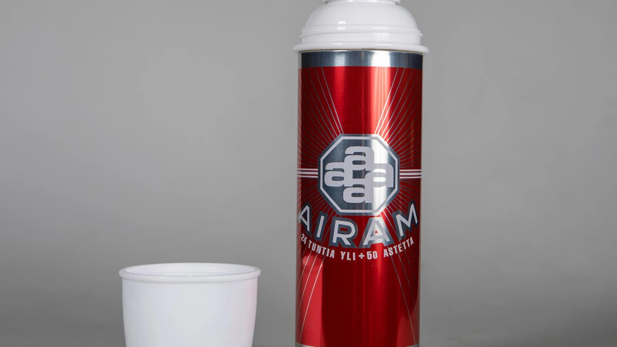 Punainen on Airamin termospullon tunnusväri, josta ei ole haluttu mainostoimistojen ehdotuksista huolimatta luopua.