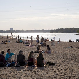 Hietaniemen uimarannalle Helsingissä kokoontui jälleen paljon nuoria koulujen päättymisviikonloppuna lauantaina. LEHTIKUVA / SEPPO SAMULI