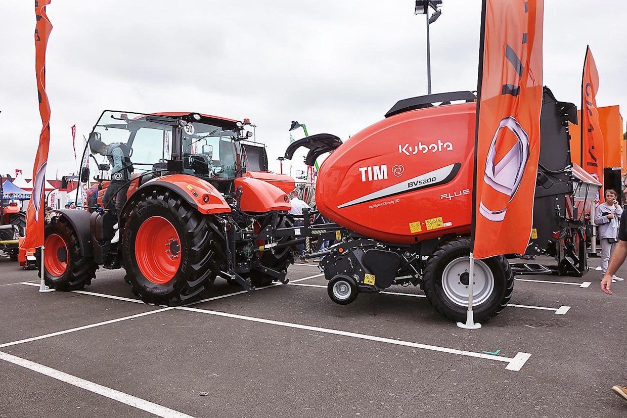 Kubotan TIM eli Tractor Implement Management -järjestelmä luo kaksisuuntaisen yhteyden traktorin ja työkoneen välille. TIM-järjestelmässä työkone voi vaikuttaa automaattisesti muun muassa etenemisvauhtiin ja hydrauliikan toimintaan. Työkone voi optimoida toimintaansa itse ja lähettää toimintaohjeet traktorille. Kuljettajan ei tarvitse tarkkailla esimerkiksi paalin puristumista tai lannanlevitystä, koska työkone tekee sen itse. Kuvan traktori on Kubota M6002 (työkone voi olla myös muuta merkkiä kuin traktori).