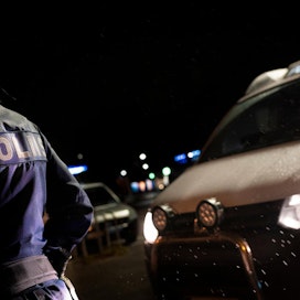 Suomen Poliisijärjestöjen puheenjohtaja Jonne Rinne on huolestunut siitä, että poliisin säästöt saattavat kohdistua erilaisiin suojavälineisiin. Kuvituskuva.