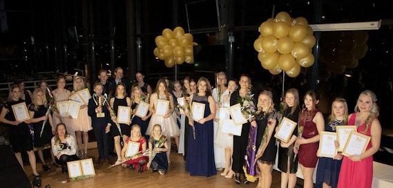 Nuorisoravigaalassa palkitut yhteiskuvassa.