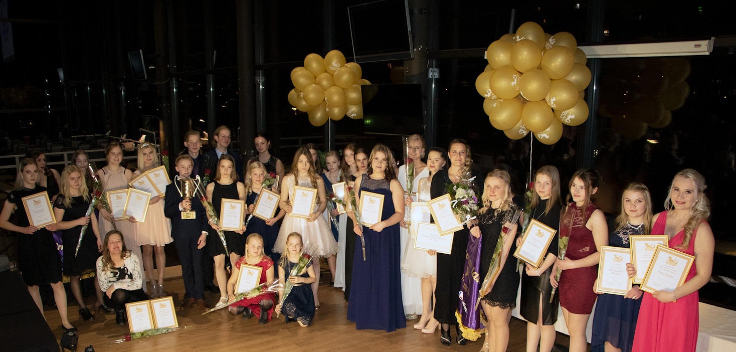 Nuorisoravigaalassa palkitut yhteiskuvassa.