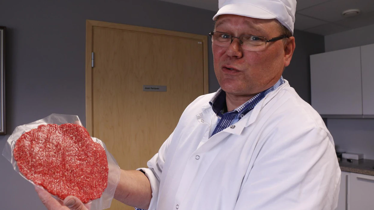 Tässä tämä kohupihvi on, näyttää Jouni Partanen Lihatukku Jouni Partanen Oy:stä Liedosta.