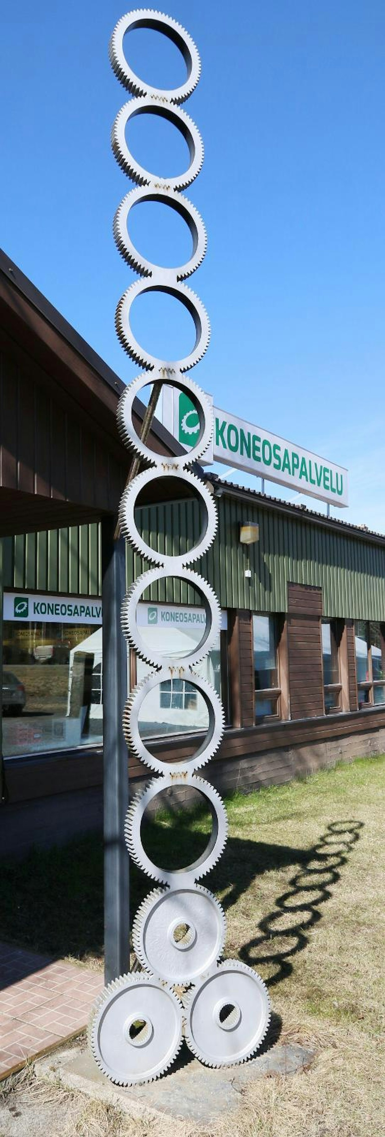Metsäkoneiden kehityksen alkuaikojen rattaiden rutinasta sai alkunsa Koneosapalvelu. Alkuaikojen koneista muistuttaa Vilppulan toimipisteen oven viereinen toteemipaalu, joka on koottu liian kestäviksi osoittautuneista Volvo 969 -metsäkoneen telin rattaista.