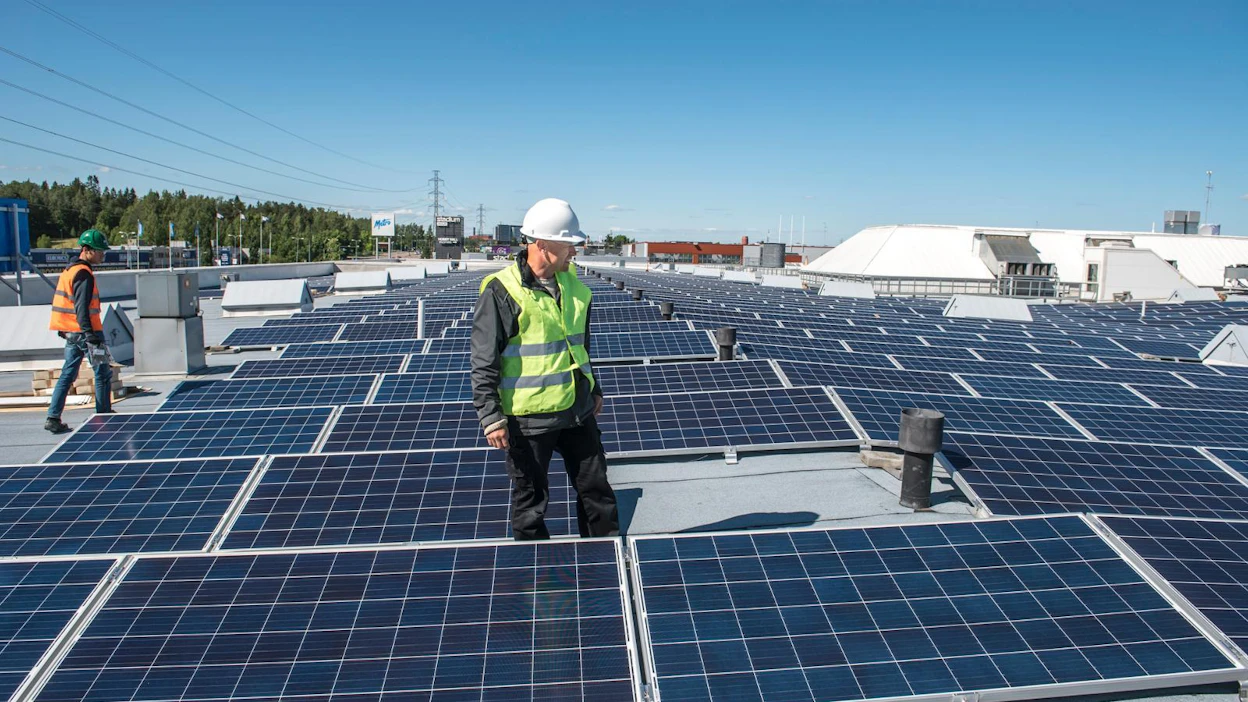 Aurinkosähkön kustannukset ovat laskeneet 80 prosenttia kahdeksassa vuodessa. K- Citymarket Tammiston katolle Vantaalla valmistui kesällä Suomen toistaiseksi suurin, yhden kiinteistön aurinkovoimala.