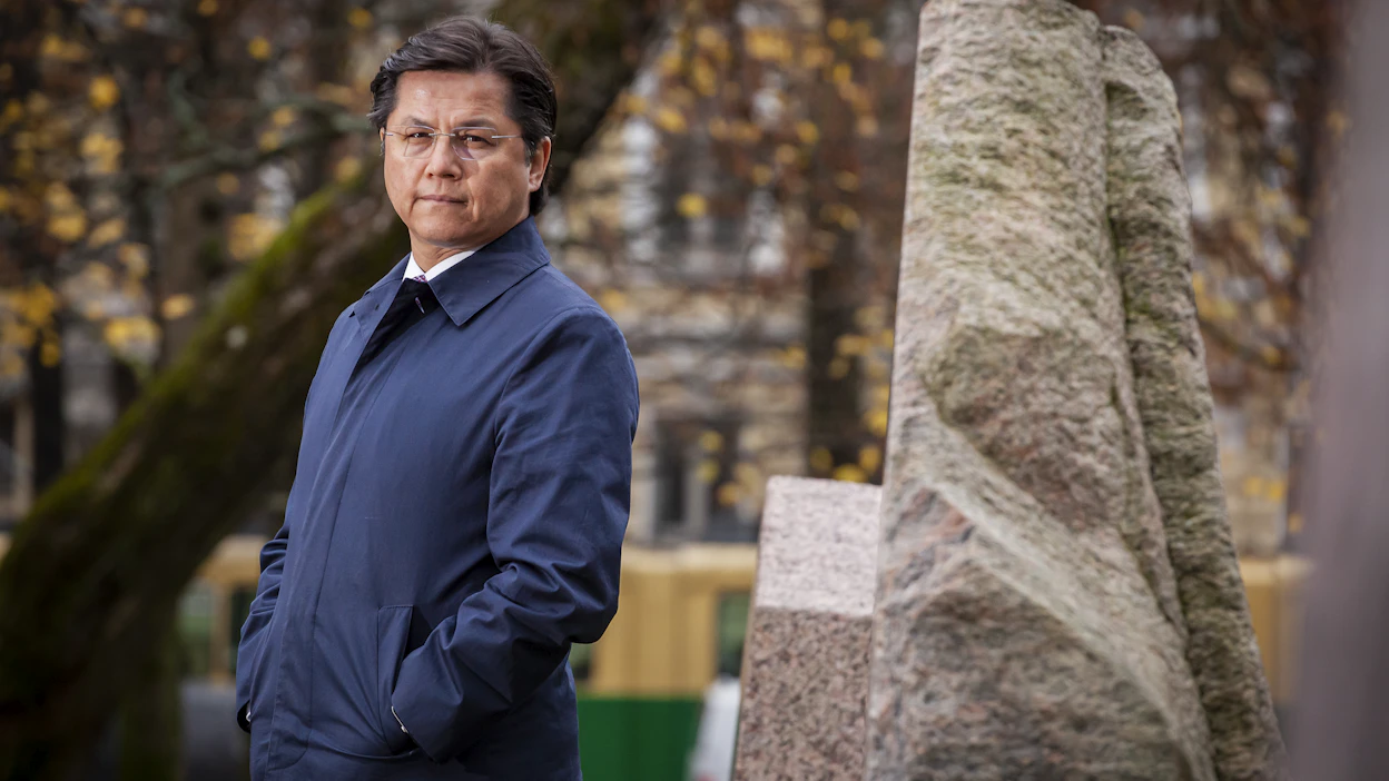 Peking on tuhonnut Xinjiangissa moskeijoita, hautausmaita ja pyhiä paikkoja. Uusilla hautausmailla kuolleiden muistaminen on mahdotonta, sillä hautoja ei ole merkitty. Turkel kertoo, että erään hautausmaan paikalle rakennettiin Hilton-hotelli. Moskeijan korvasi julkinen vessa. Kirjamessuilla esiintynyt Nury Turkel kuvattiin Helsingissä Ruttopuistossa.